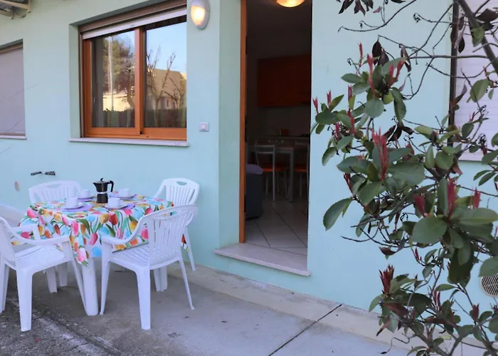 Bright Flat Surrounded By Pools * 比比翁